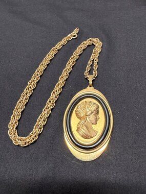 Vintage 1975 Avon Gold-Tone Cameo Pendant Necklace 28" Chain Oval Medallion Desi